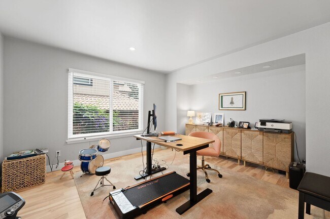 Building Photo - Stunning Fully Furnished Rental in Golden,...