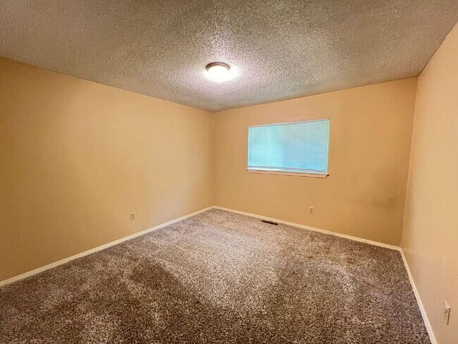 Building Photo - 3 Bedroom Duplex in Hollister