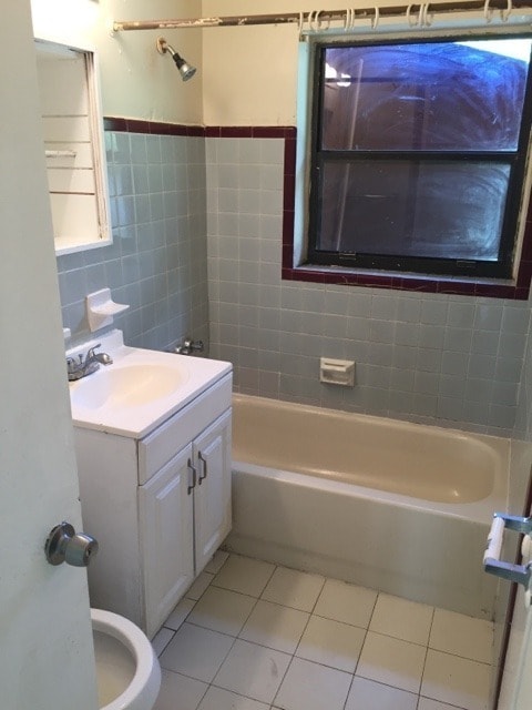 Building Photo - 3-2 House with Central air and carport !