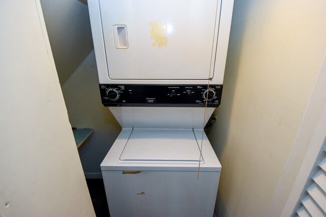 Building Photo - NICE 2 BEDROOM 1.5 BATH CONDO IN GREENWAY PLAZA