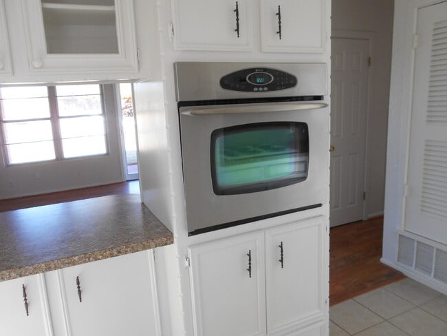 Building Photo - 3/1 Brick home on corner lot in Shallowater