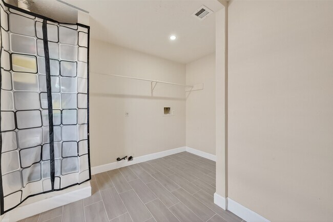 Building Photo - 7534 8 Willows Rd