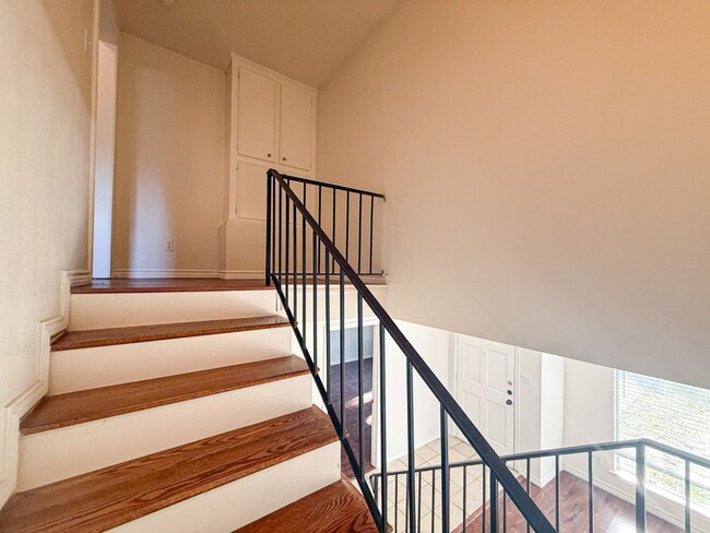 Building Photo - 612-614 Towne House Ln