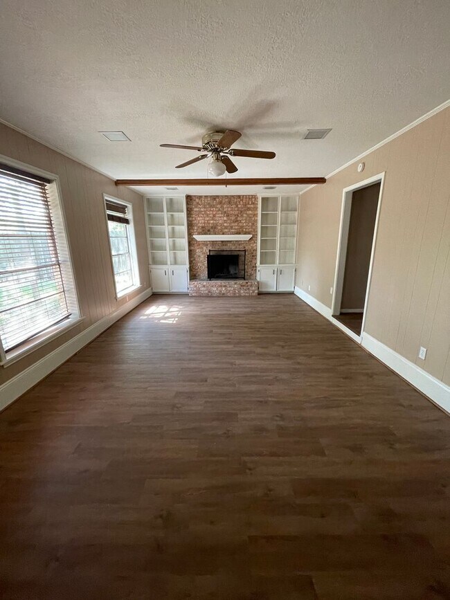 Building Photo - $1,850/mo | 3BD/2BA | Fenced Backyard, 2-Car Garage, No Carpet -- College Station, TX