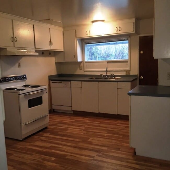 Building Photo - 3+ Bdrm in Quiet Neighborhood w/Lots of Natural Light