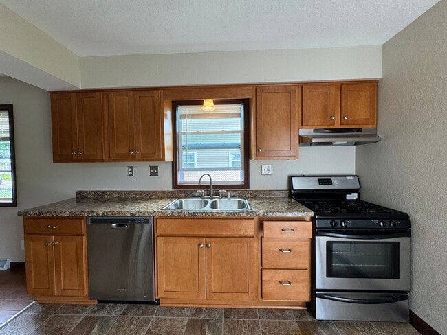 Building Photo - Your new Townhouse Awaits! 3 Bed / 1.5 Bat...