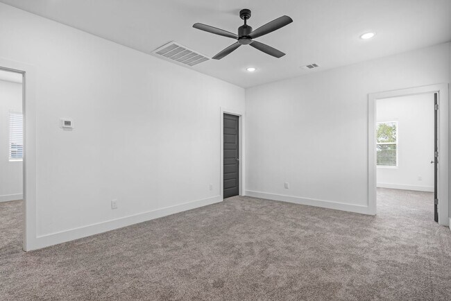 Building Photo - NOW LEASING!  4 bed, 4.5 bath modern home