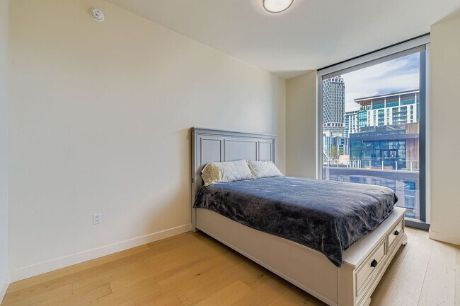 Building Photo - Gorgeous 30th Floor 2BD / 2BA Corner Sky R...