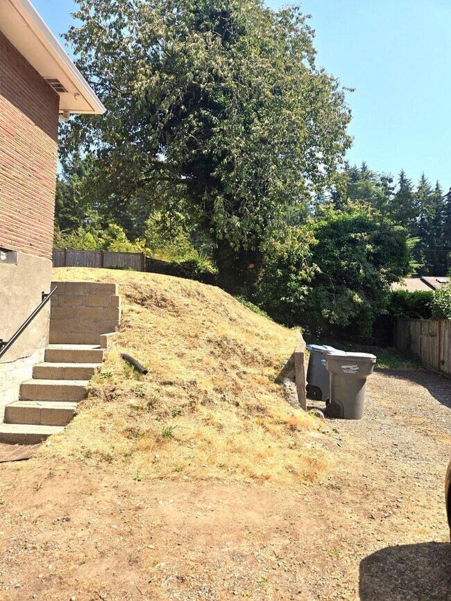 Building Photo - 3613 Grandview Dr W