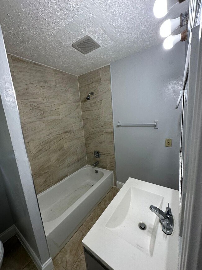 Building Photo - Renovated 3/1 Ready to Move In!