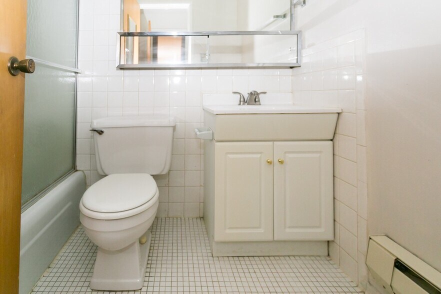 Building Photo - 675 W Wrightwood Ave