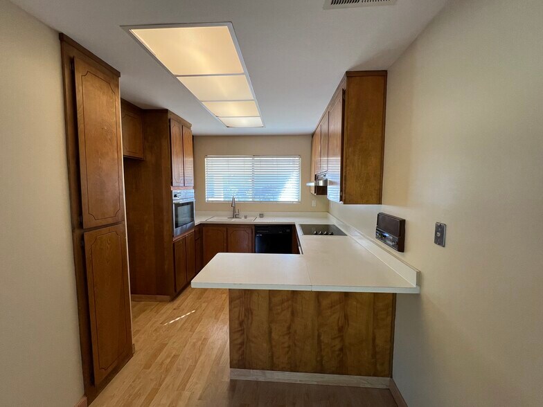 Very comfortable bright kitchen, new Fridge coming soon - 2533 Spencer Pl