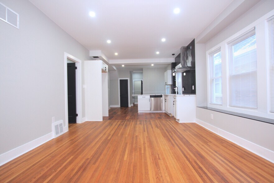 Building Photo - 5016 Seminole St