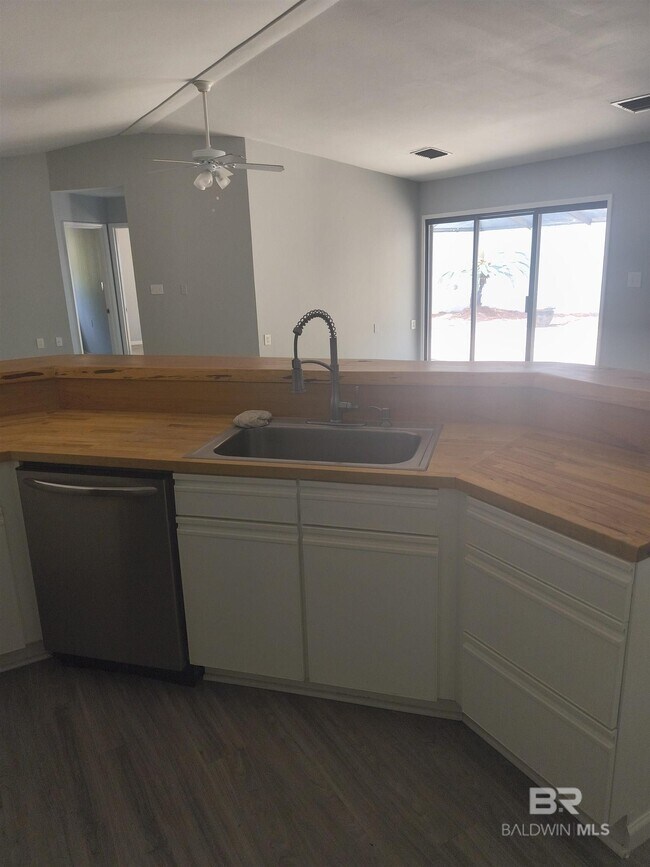 Building Photo - 318 W Fort Morgan Rd