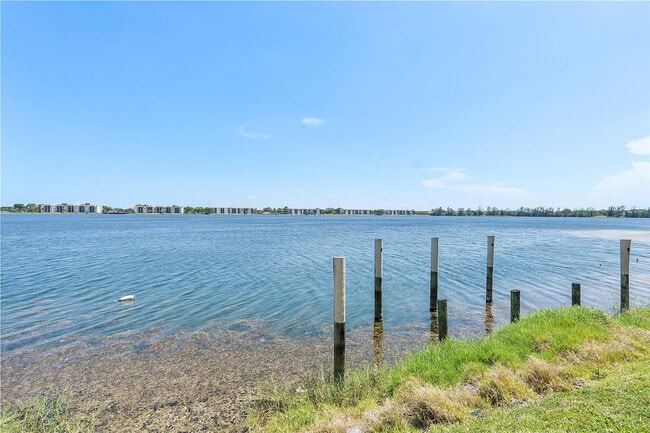 Building Photo - 105 Lake Emerald Dr