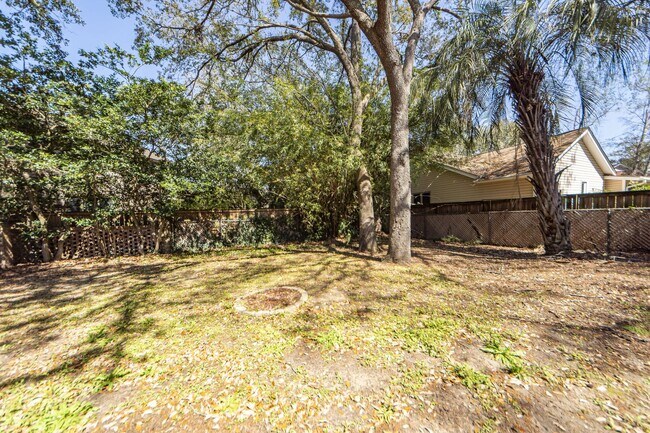 Building Photo - 5 Bedroom 3 Bath Home in Parkshore - Charl...