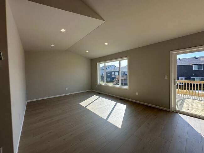 Building Photo - 4-Bedroom, 2-Bathroom Twin Home in South Fargo!