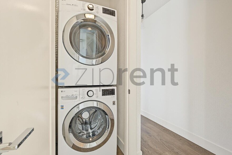 Building Photo - Unit D