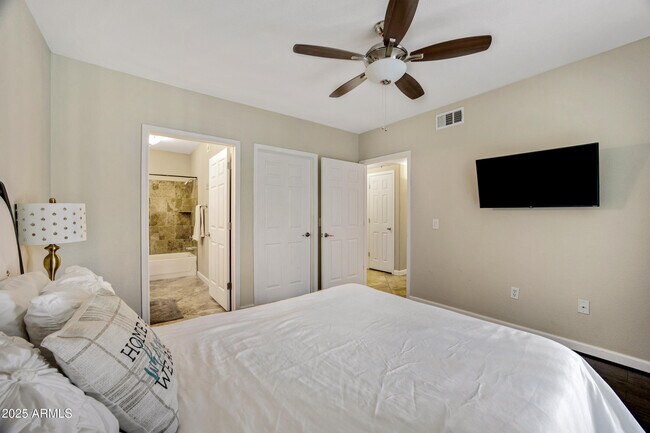Building Photo - 4925 E Desert Cove Ave