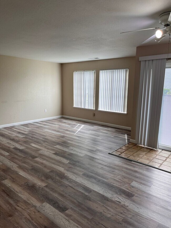 Building Photo - 2 Bedroom 2 Bathroom Condo Close to Freeway, Schools & Shopping
