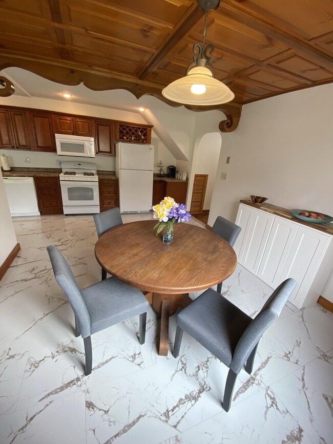 Primary Photo - 93 Glen St