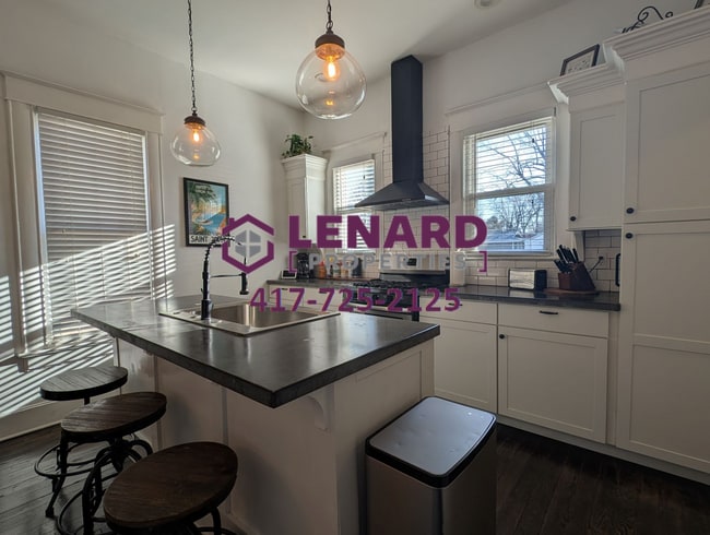 Building Photo - Beautiful And Spacious 3 Bedroom Home!