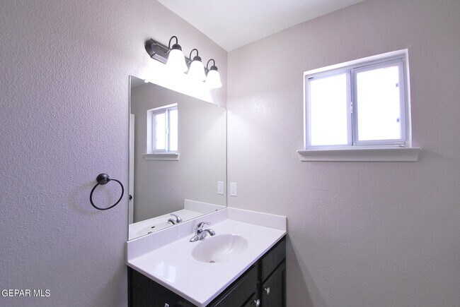 Building Photo - 610 Villas Del Valle Dr