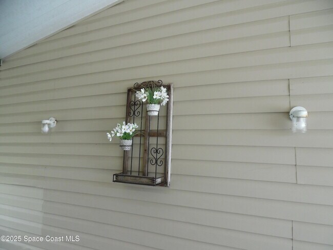 Building Photo - 327 Macadamia Dr