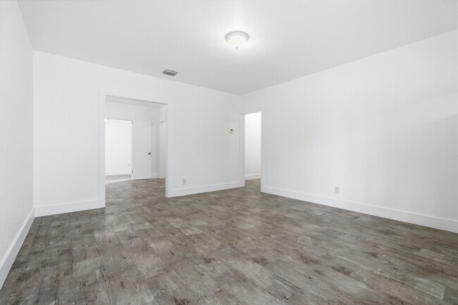 Building Photo - 8430 Crespi Blvd