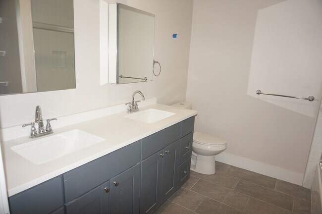 Building Photo - 99 Moody St