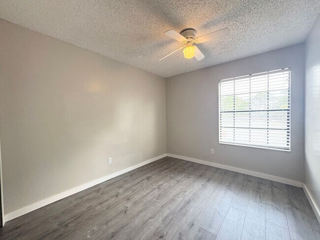 Building Photo - 3B/2.5B Townhome Unit ~ Beacon Hill Community ~ Carpet Free