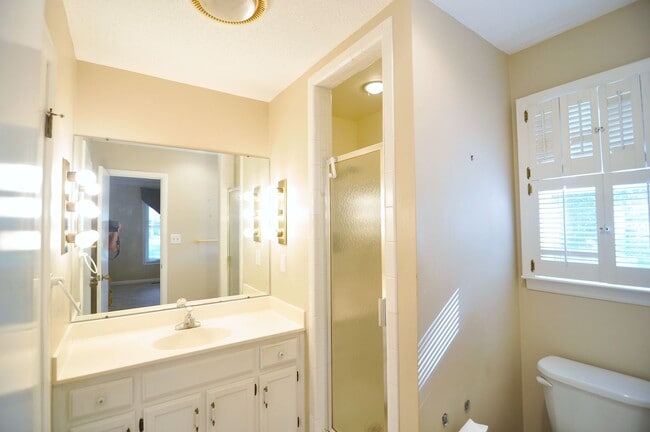 Building Photo - Large home with a pool.