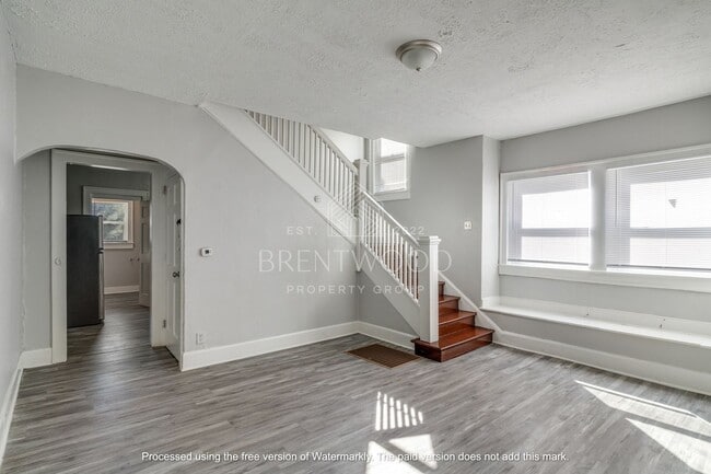 Building Photo - Spacious 4 Bed 1.5 Bath Updated Home