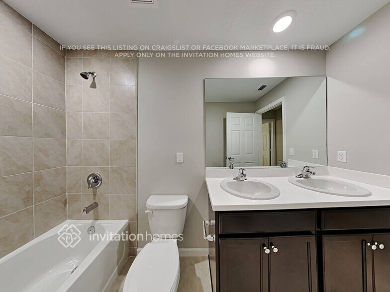 Building Photo - 802 SW Tulip Blvd