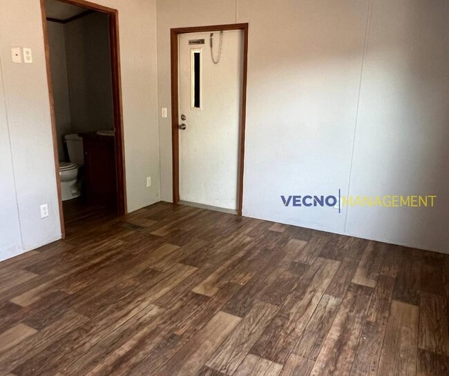 Building Photo - 1819 Country Rd