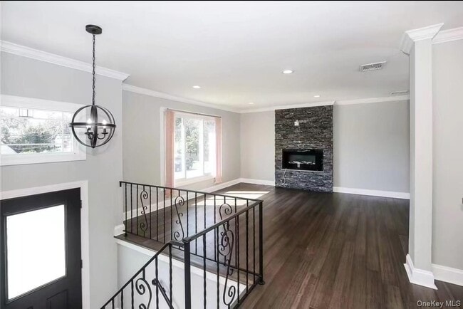 Building Photo - 335 Gillette St