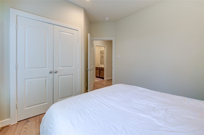 Building Photo - 730 Carriage Knls Dr