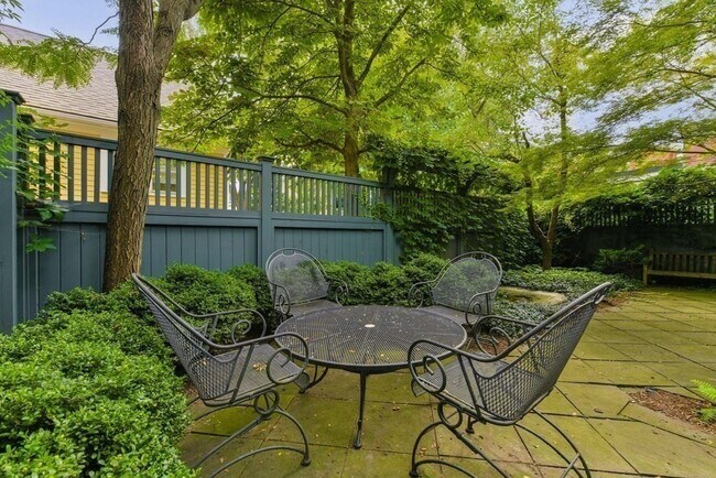 Building Photo - 14 Ash St