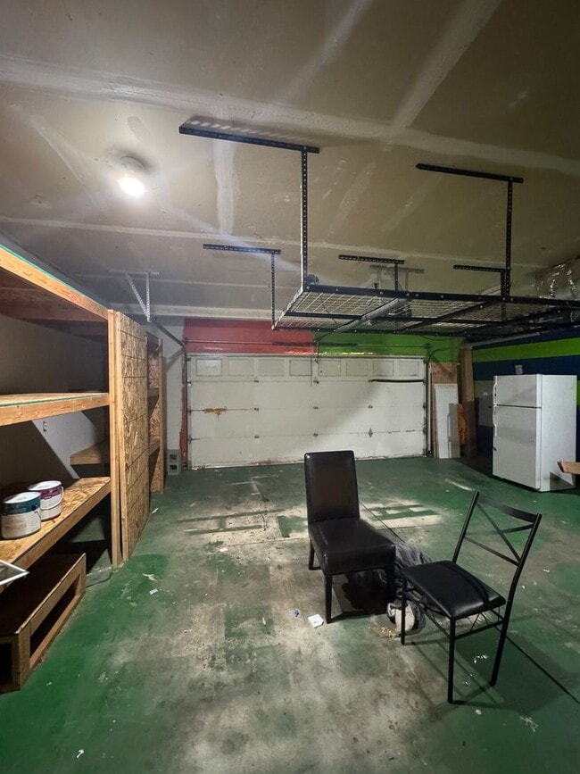 Building Photo - HUGE PET FRIENDLY Rental