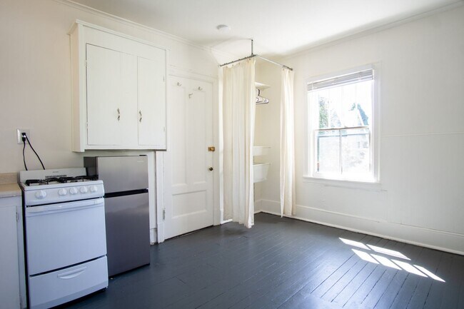 Building Photo - Flexible Leases! Corner Single Room in Dar...