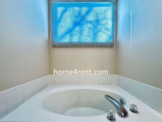 Building Photo - Blue Valley Northwest home on a cul-de-sac w/ granite counters, ss appliances and fenced yard!