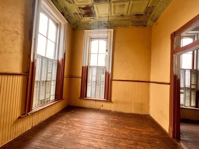 Building Photo - 518 Davis Ave