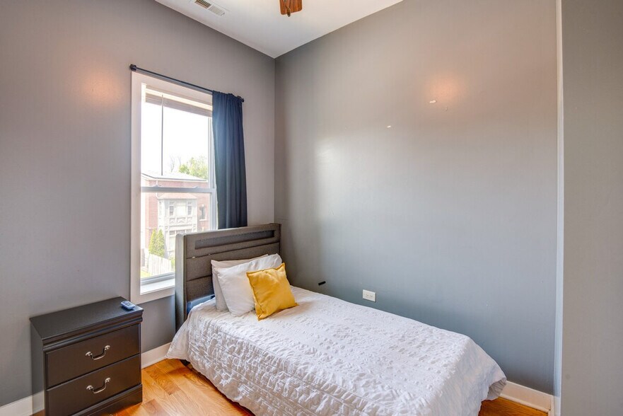 Building Photo - 4241 S Langley Ave