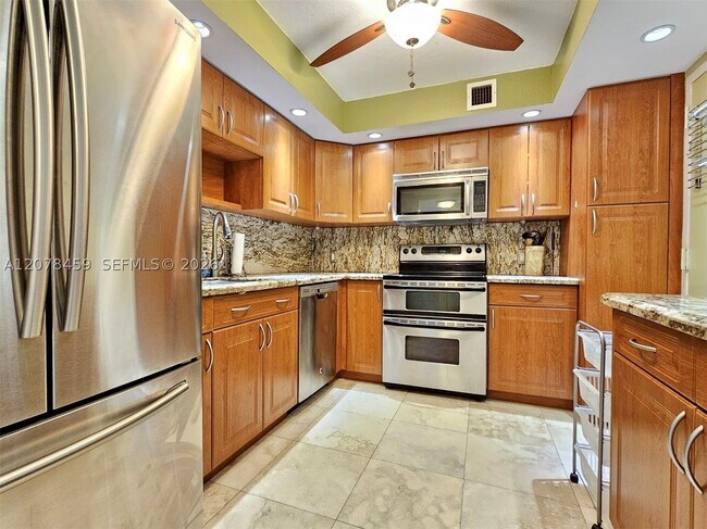 Building Photo - 427 Golden Isles Dr