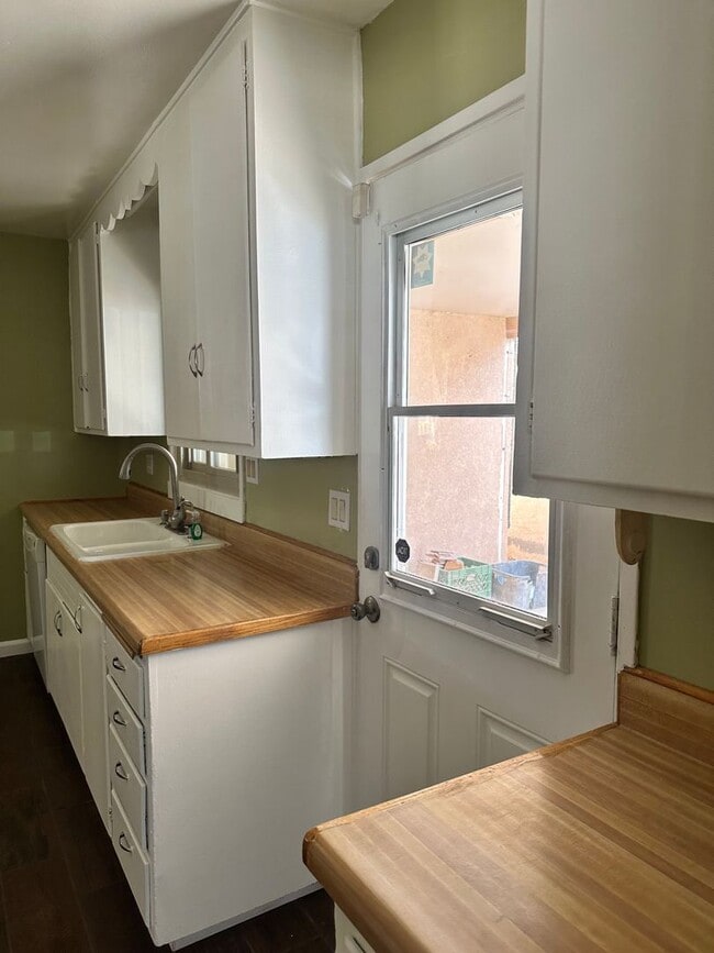 Building Photo - 3 bed with 1 bath - ALL TILE through out home