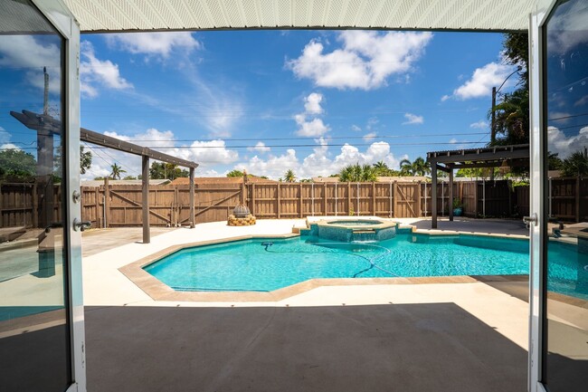 Building Photo - 4215 Roosevelt St