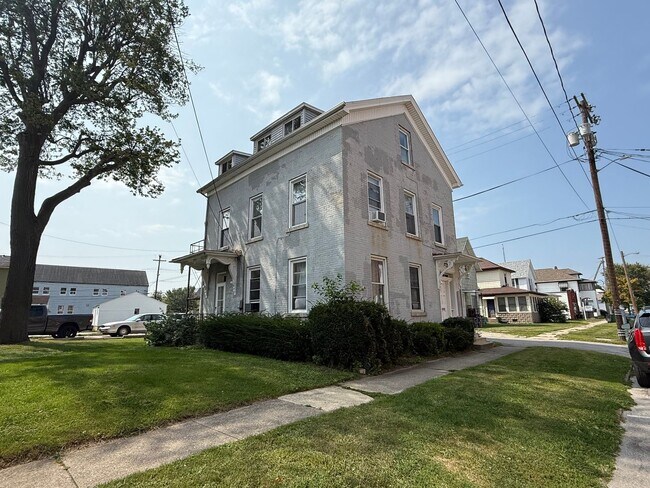 Building Photo - 611 Napoleon St