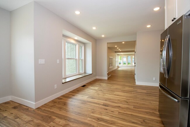 Building Photo - Three Bedroom Condo