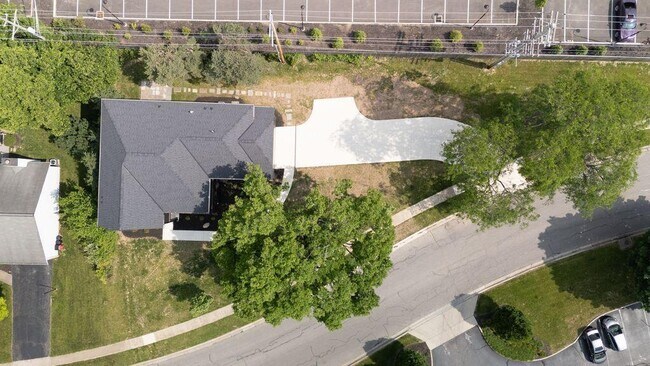Building Photo - 120 Caren Ave