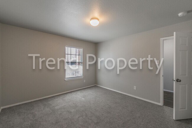 Building Photo - Beautiful Single Story 4 bedroom in Burles...